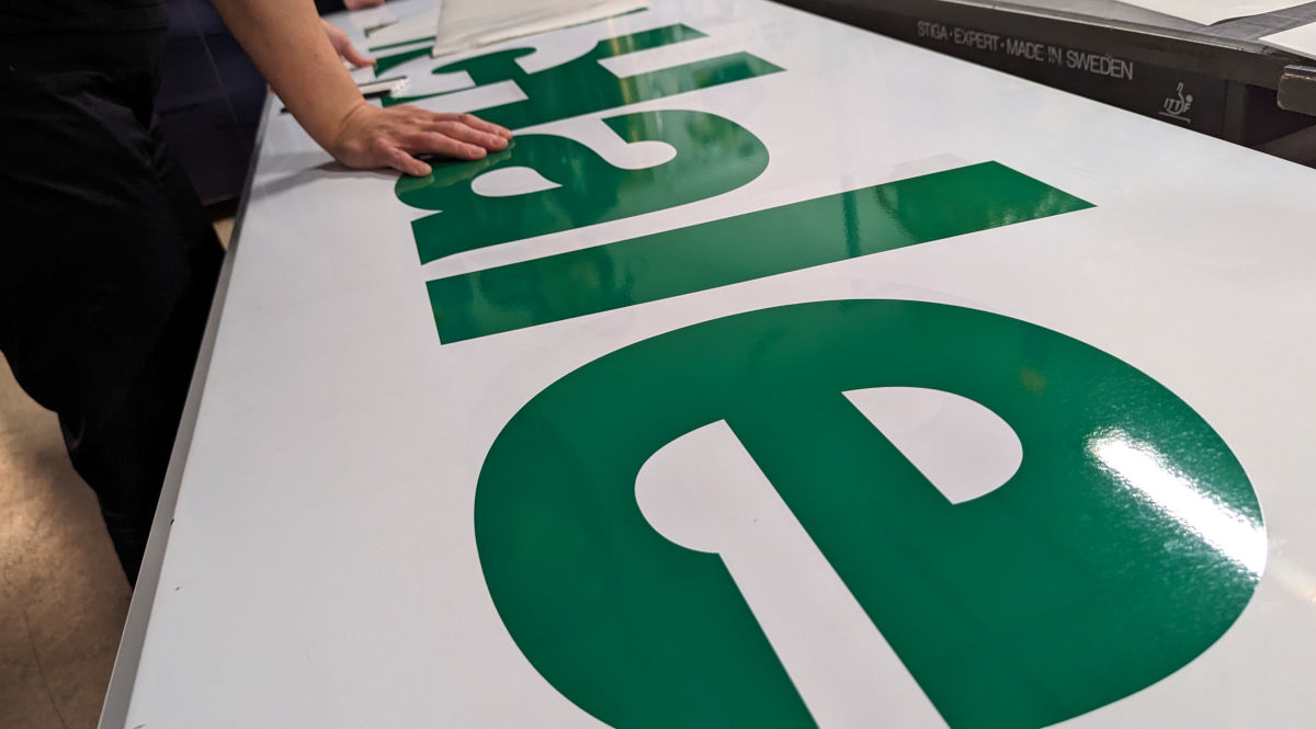 Uppfräschning av befintliga plåtskyltar - Reklamhuset RINK