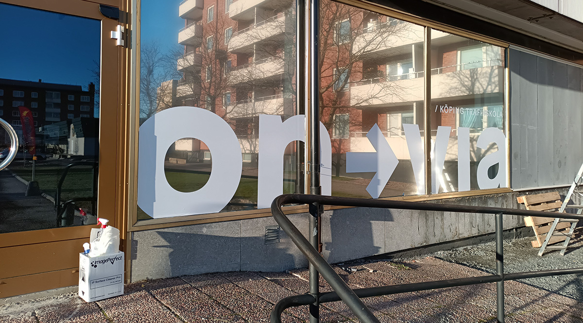 Fönsterdekor till ON VIA i Köping - Reklamhuset RINK