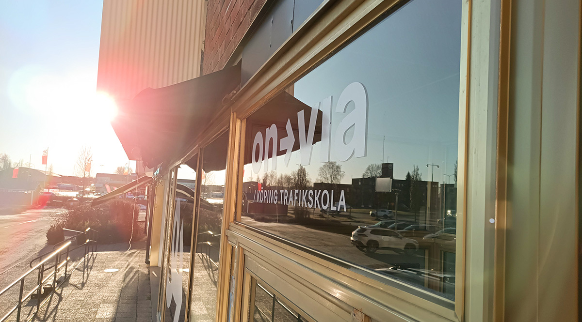 Fönsterdekor till ON VIA i Köping - Reklamhuset RINK