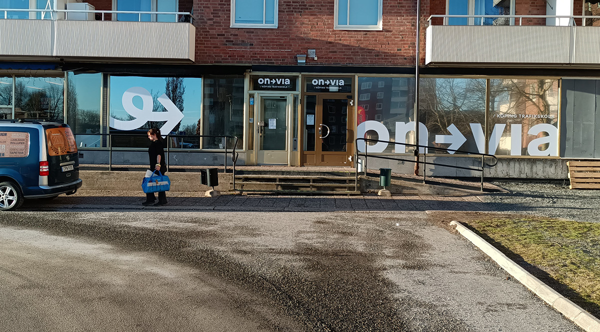 Skyltfönster till ON VIA i Köping - Reklamhuset RINK