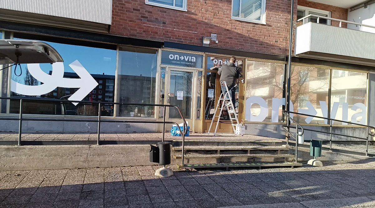 Fönsterdekor till ON VIA i Köping - Reklamhuset RINK