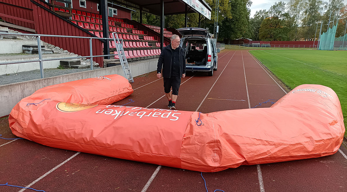 Uppblåsbar portal till Sparbanken Mälardalen som håller på att blåsas upp - Reklamhuset RINK