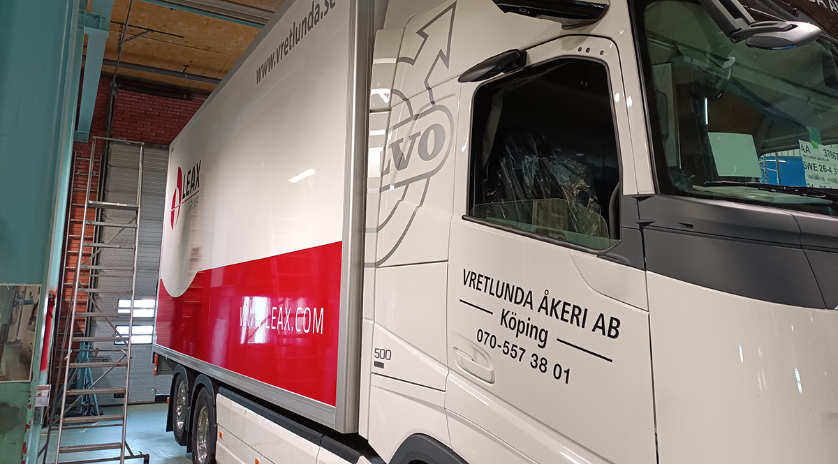 Ny lastbilsdekor till Vretlunda Åkeri - Reklamhuset RINK
