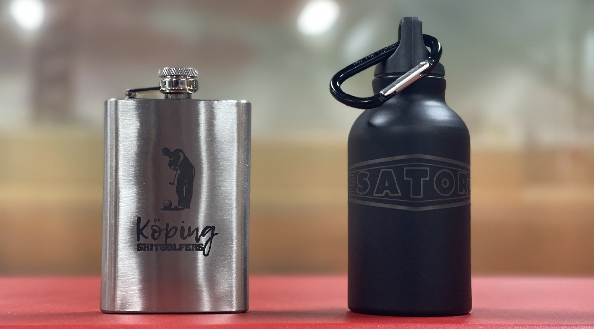 Fickpluntor och andra dryckesflaskor med lasergravyr - Reklamhuset RINK