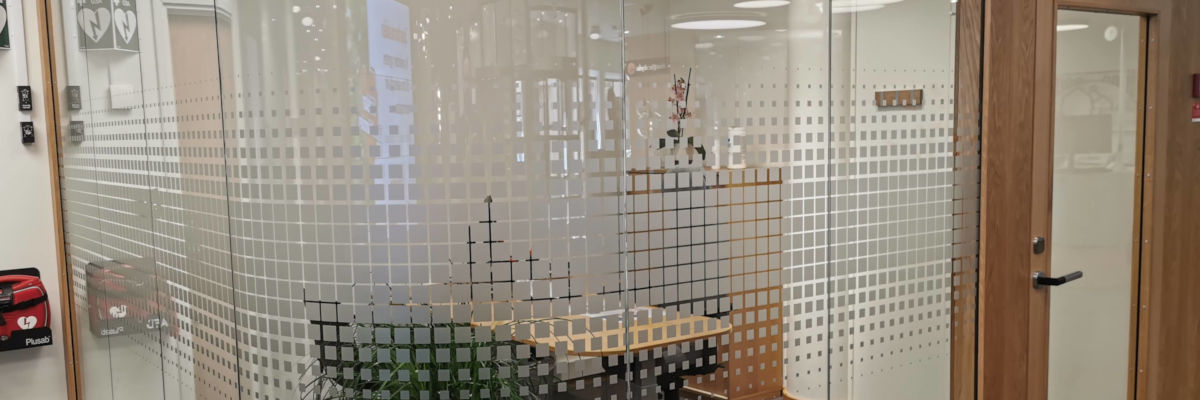 Frostdekor monterad på en dörr - Reklamhuset RINK