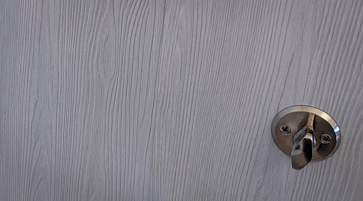 Inredningsdekor monterad på ett dörrblad för att få effekten av ett helt annat träslag - Reklamhuset RINK