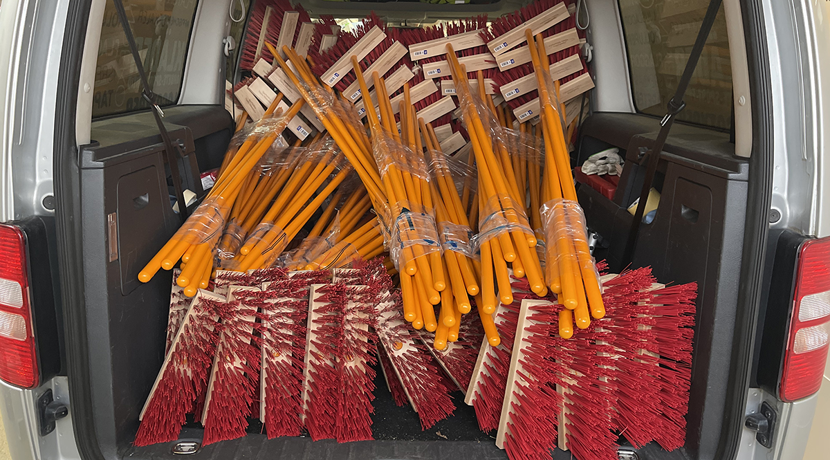 Kvastar lastade i bil