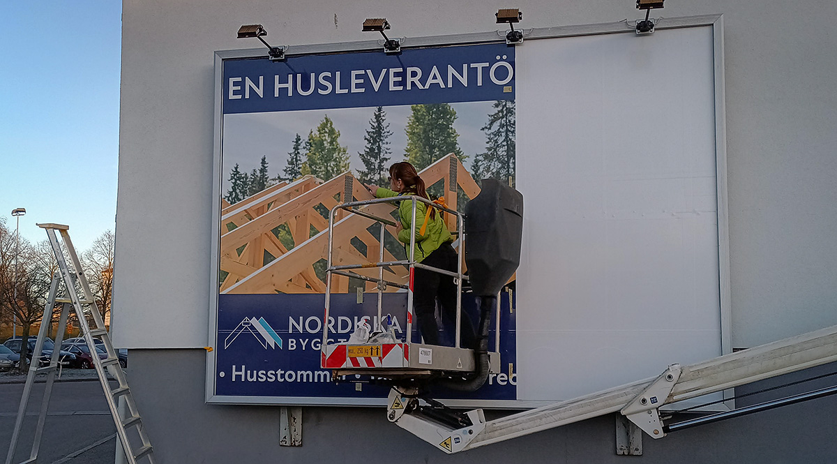 Monteringa v fasadskylt åt Nordiska Byggträ - Reklamhuset RINK