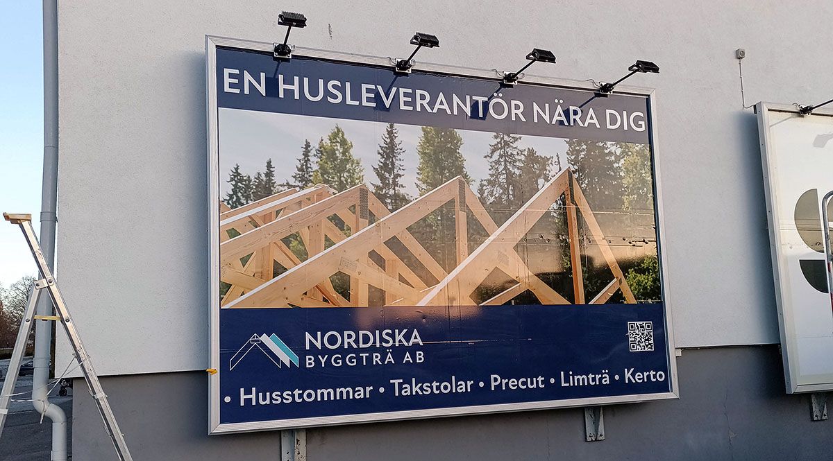 Fasadskylt åt Nordiska Byggträ AB placerad centralt i Köping - Reklamhuset RINK