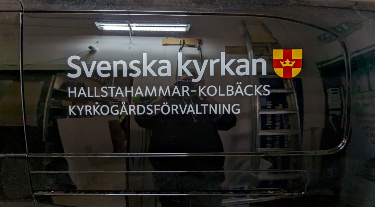 Fordonsdekor till Svenska Kyrkan Hallstahammar - Kolbäcks kyrkogårdsförvaltning - Reklamhuset RINK