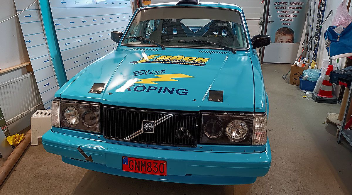 Bild på en ljusblå Volvo 240 med dekor från Reklamhuset RINK