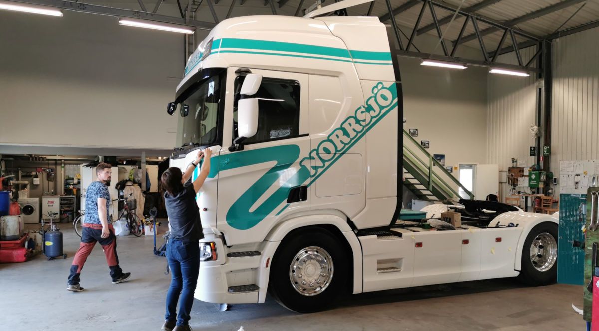 Lastbilsdekor till Norrsjö Åkeri i Köping - Reklamhuset RINK